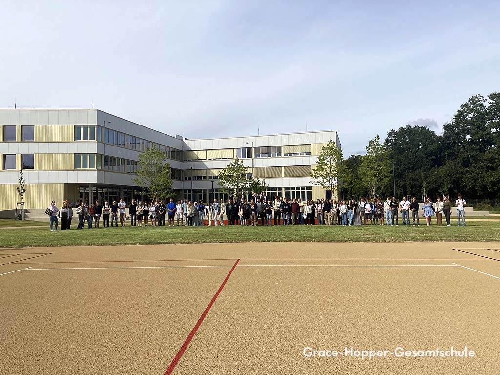Feierliche Begrüßung der Schülerinnen und Schüler am ersten Schultag im neuen Grace-Hopper-Gesamtschulbau