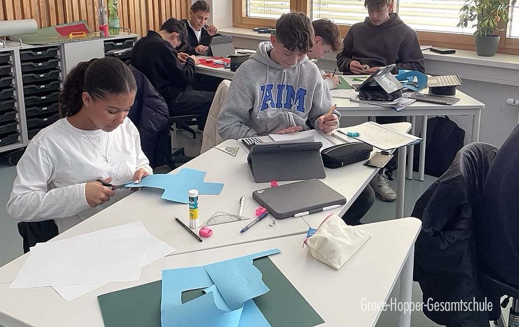 Prismen im Mathematikunterricht der Jahrgangsstufe 8
